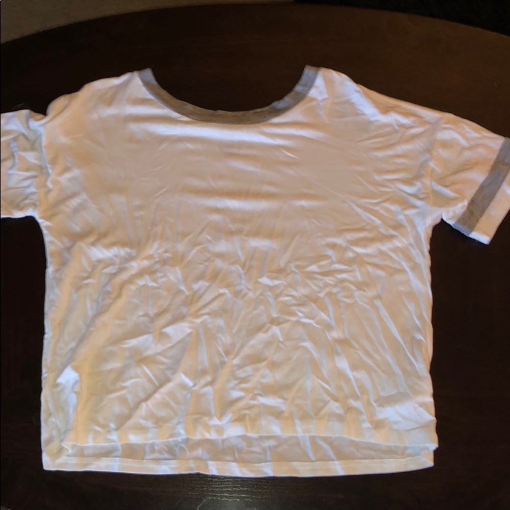 white short sleeve crop top